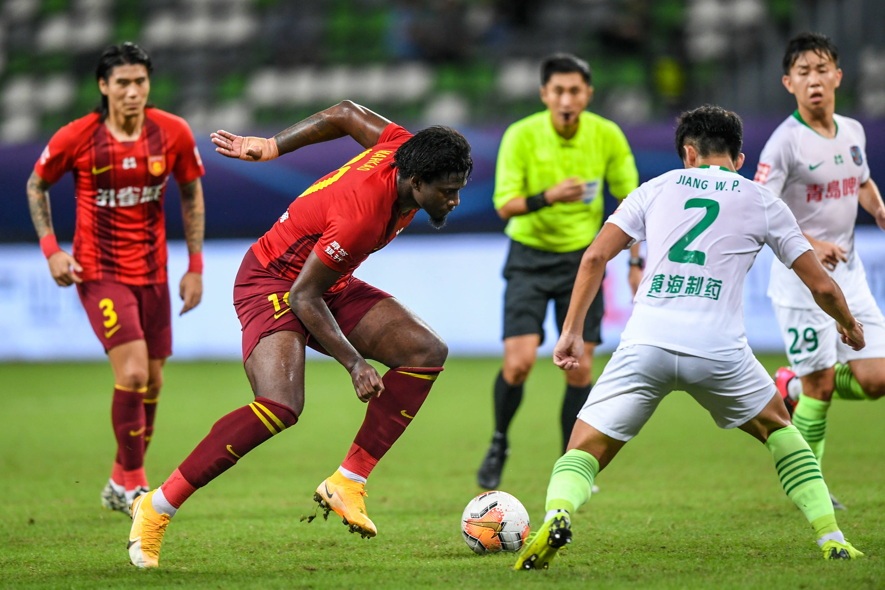 中超：山东泰山主场2-0完胜河南队