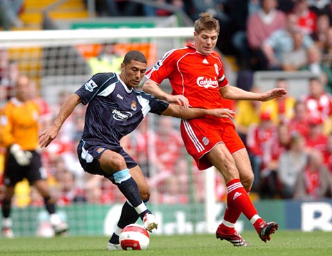 欧冠赛前穆里尼奥与两名昔日弟子重逢，并亲吻了斯内德的光头